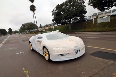 ¿Se te ocurre algo más orgásmico que el unboxing de un Bugatti Chiron?
