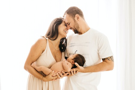 padres felices con bebé en brazos