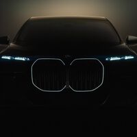 El BMW i7 está por llegar, con una espectacular pantalla trasera de 35" y 491 km por carga