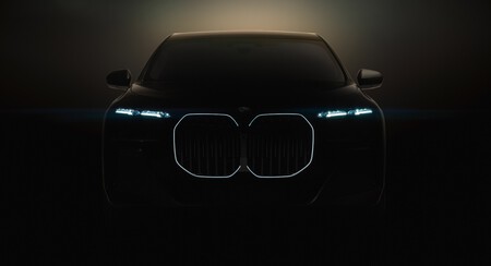 El BMW i7 está por llegar, con una espectacular pantalla trasera de 35" y 491 km por carga