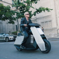 Esta moto eléctrica es la hermana perdida del Tesla Cybertruck y cuesta lo mismo que una Honda CBR650R