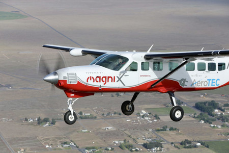 Solo 6 dólares en energía es lo que cuesta un vuelo de media hora en este avión eléctrico