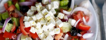 “Me la enseñó un chef en Grecia”: esta sencilla salsa vinagreta subirá de categoría tu ensalada griega 