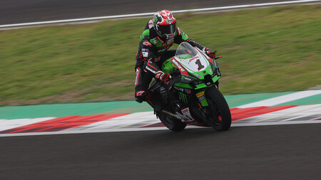 Jonathan Rea completa el doblete en Mandalika conteniendo a Scott Redding bajo la lluvia