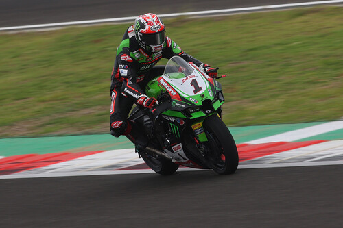 Jonathan Rea completa el doblete en Mandalika conteniendo a Scott Redding bajo la lluvia