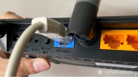 Cómo dejar al vecindario sin internet con un puntero láser enfocado al  conector de fibra del router