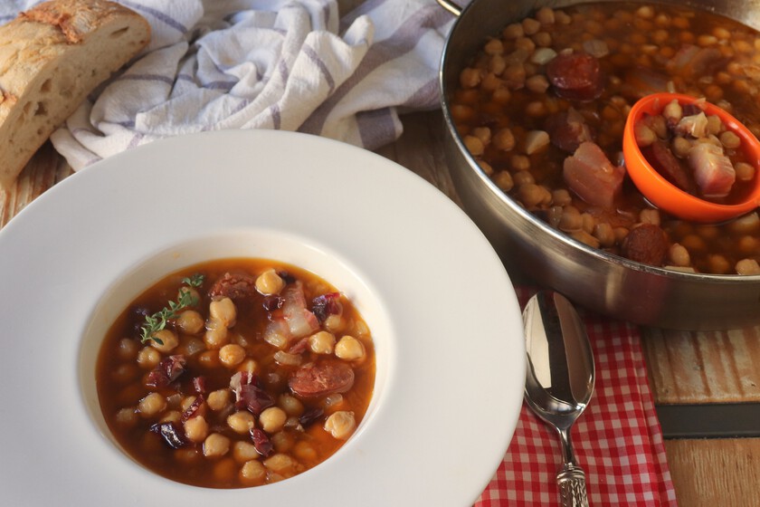 Receta rápida de garbanzos guisados con chorizo y jamón, lista en 30