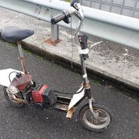 Genios incomprendidos... La Guardia Civil detiene a un hombre en Lugo por circular con un patinete artesanal