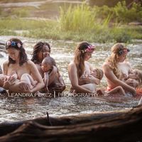 Las mágicas fotografías de un grupo de madres amamantando en plena naturaleza