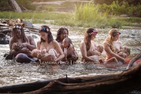 Las mágicas fotografías de un grupo de madres amamantando en plena naturaleza
