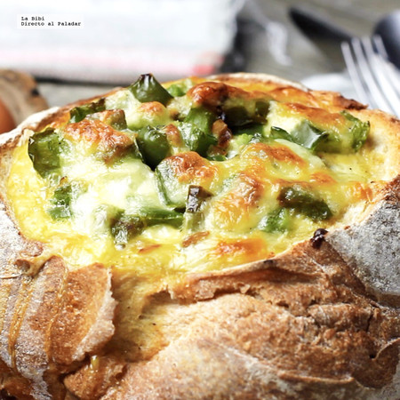 Pan relleno de huevos con pimiento. Receta de desayuno en video