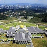 Nem os maiores bilionários da tecnologia superam a vida do sultão de Brunei com 6000 carros de luxo, um palácio gigantesco e um corte de cabelo de 20 mil dólares 