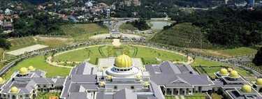 Nem os maiores bilionários da tecnologia superam a vida do sultão de Brunei com 6000 carros de luxo, um palácio gigantesco e um corte de cabelo de 20 mil dólares 