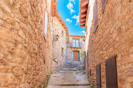 Viajes Turismo Espana Escapadas Pueblo Medieval Bonito Sin Turistas Montana Otono Autentico Tradicional