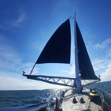 Un ingeniero español ha creado un mástil que convierte viento y olas en electricidad. Su invento puede ser el principio del fin del diésel en los barcos
