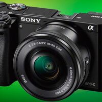 En negro o en plata, puedes estrenar cámara sin espejo ahorrando con la Sony Alpha A6000 con objetivo 16-50mm por 489 euros en Amazon