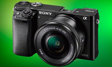 En negro o en plata, puedes estrenar cámara sin espejo ahorrando con la Sony Alpha A6000 con objetivo 16-50mm por 489 euros en Amazon