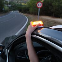 Sí, hay una manera de comprobar si la baliza V-16 funciona correctamente. Y no vas a alertar a la DGT ni a emergencias por ello