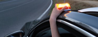 Sí, hay una manera de comprobar si la baliza V-16 funciona correctamente. Y no vas a alertar a la DGT ni a emergencias por ello