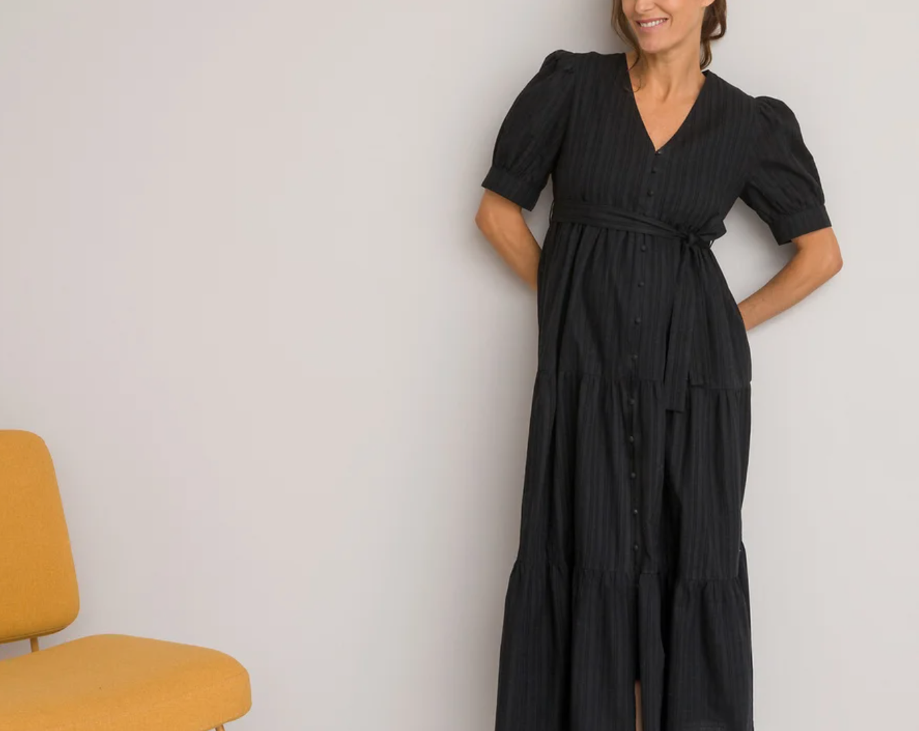 Vestido de estilo romántico de escote en V y su corte inspirado en las enaguas.