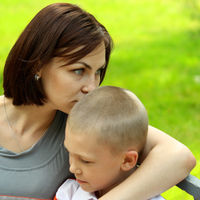 Ser "padres helicóptero" podría afectar negativamente la capacidad de los hijos para manejar sus emociones