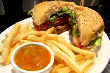 Comer una hamburguesa completa equivale a dos y medias comidas caseras