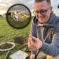 Soldador usou detector de metais por 7 horas na Inglaterra e encontrou um anel de diamantes do século 16: joia rara de ouro da era Tudor ficou séculos enterrada em um campo e foi arrematada em leilão por mais de R$ 100 mil 