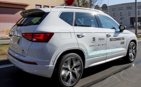 El debate sobre qué estándar tecnológico deberían llevar los coches conectados se caldea: ¿5G o WiFi?