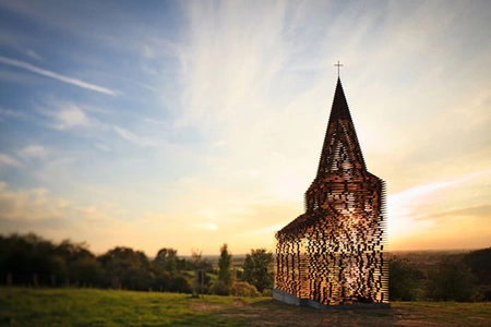 Una capilla transparente, construida en acero