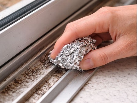 Papel de aluminio en el riel de una ventana