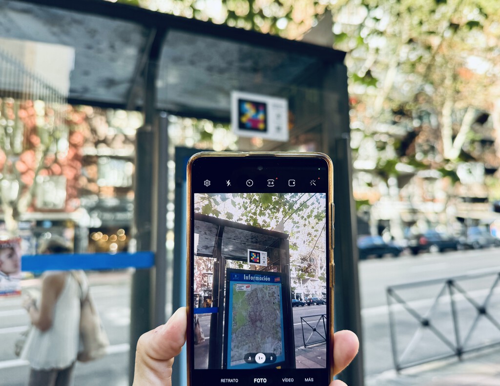 No es un QR de colores, sino NaviLens: qué es y para qué sirven estos códigos que puedes leer con tu móvil 