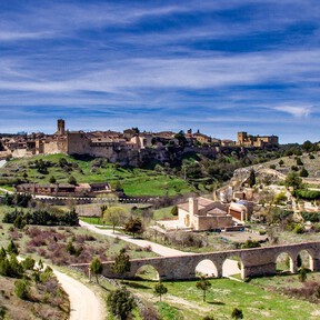 Castillo medieval, calles de piedra y asador tradicional: el pueblo de película a hora y media de Madrid para una escapada este fin de semana