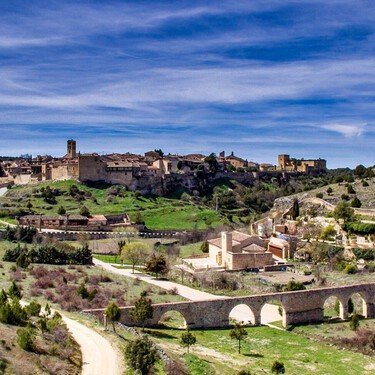 Castillo medieval, murallas, calles de piedra y asador tradicional: el pueblo de película a una hora de Segovia para escaparse todo el año