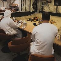 En esta cafetería te puedes tomar un cortado mientras ‘construyes’ un Dubái a miniatura con excavadoras y todoterrenos de radiocontrol