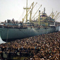 En 1991, Italia creyó que se acercaba un viejo buque de carga. Cuando atracó descubrió que cada rincón estaba lleno de personas 