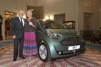 Un Aston Martin Cygnet para Sir Stirling Moss y señora