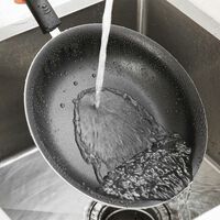 A ciência por trás de passar um cubo de gelo na panela quente — antes e depois de preparar os alimentos