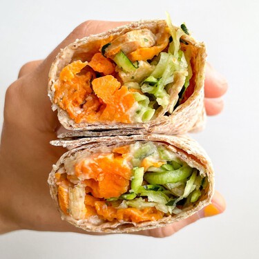 Este wrap de vegetales y hummus se hace en 5 minutos y es ideal para una saludable y ligera cena de verano  