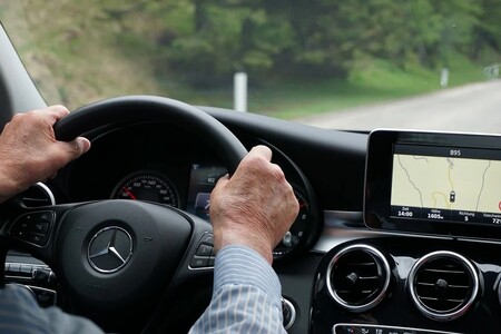La DGT habla sobre los "viejennials" al volante: probabilidad del 170% de saltarse un Stop, pero menos excesos de velocidad