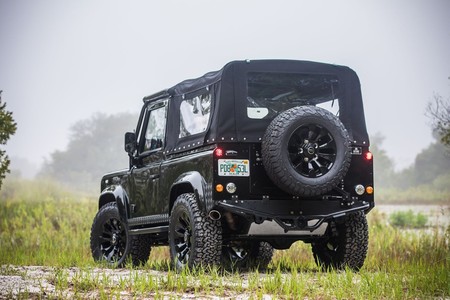 Este Land Rover Defender esconde un secreto: monta un motor Chevrolet V8 LS3