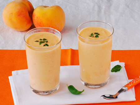 Smoothie o batido cremoso de melocotón y yogur: receta refrescante y nutritiva