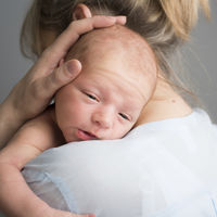 Mi bebé regurgita, ¿qué puedo hacer?