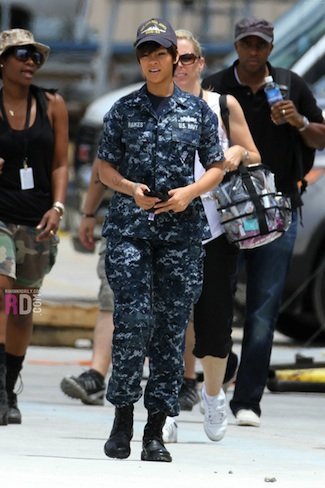 Rihanna se pone el traje de guerra