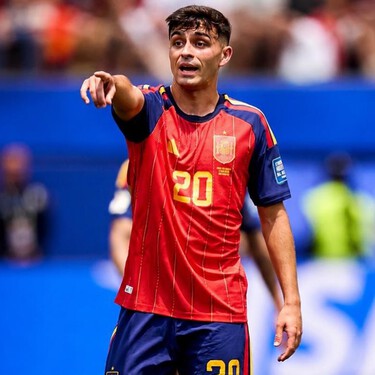 Pedri (23 años): "Cuando era pequeño, una profesora le dijo a mi padre que me apuntara a tenis, pero yo tenía claro que solo quería jugar al fútbol"