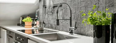 Estropajos a mano, secos y ocultos en el fregadero con el soporte sin taladros fácil de instalar por menos de 2 euros