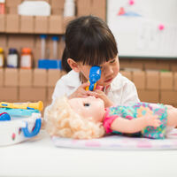 Jugando a ser médico o paciente: nueve beneficios de este clásico juego infantil