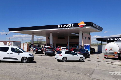 Las gasolineras de Repsol te hacen descuento si les llevas aceite usado. Greenpeace denuncia que esta campaña de marketing tiene trampa