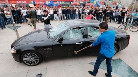 Dolorpasión™: destlozo mi Maserati Quattroporte porque es mío