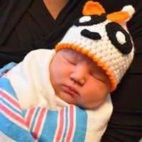 Las enfermeras de un hospital tejen gorros de Halloween para los bebés recién nacidos