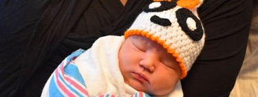 Las enfermeras de un hospital tejen gorros de Halloween para los bebés recién nacidos